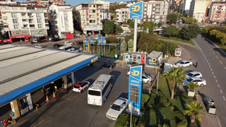 Göksay Petrol’ün Yeni Bağdat Caddesi’ne bakan girişi ve yol kenarı tabelaları